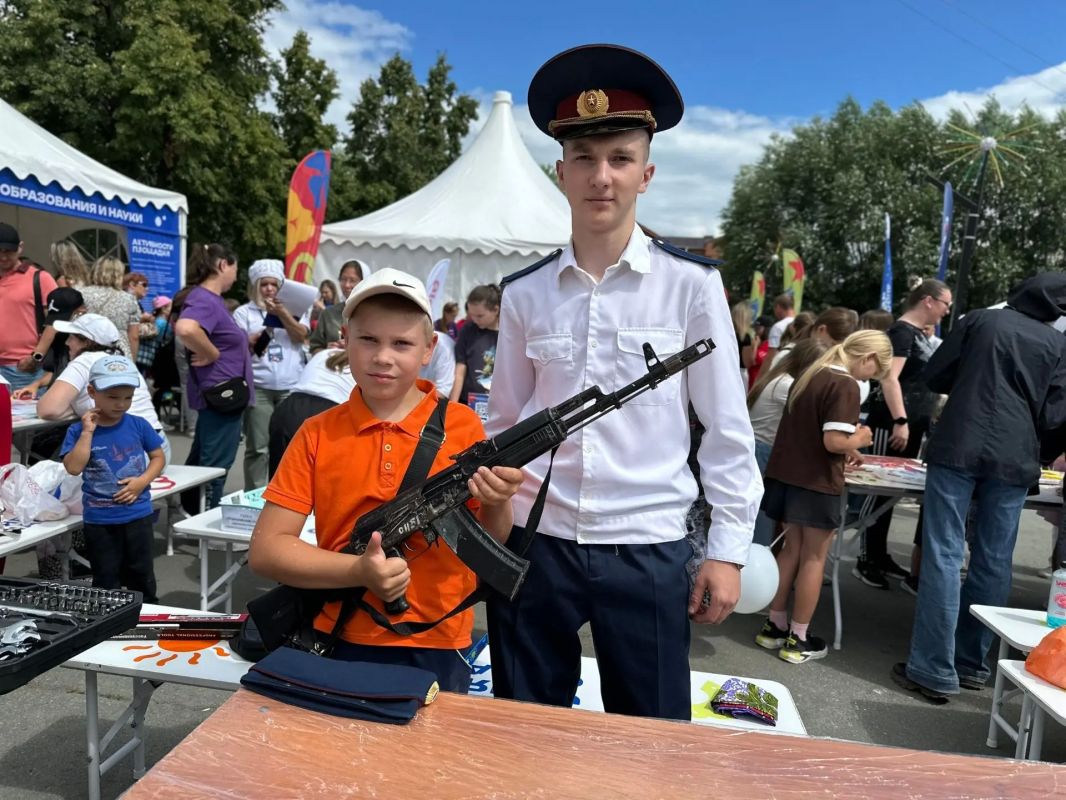 Жители Еманжелинска прикоснулись к разным профессиям на фестивале «Большая семья» Жители Еманжелинска прикоснулись к разным профессиям на фестивале «Большая семья»