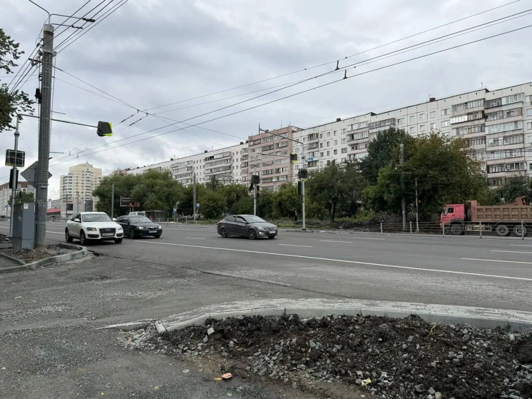 Новую остановку со светофором установили на северо-западе Челябинска Новую остановку со светофором установили на северо-западе Челябинска