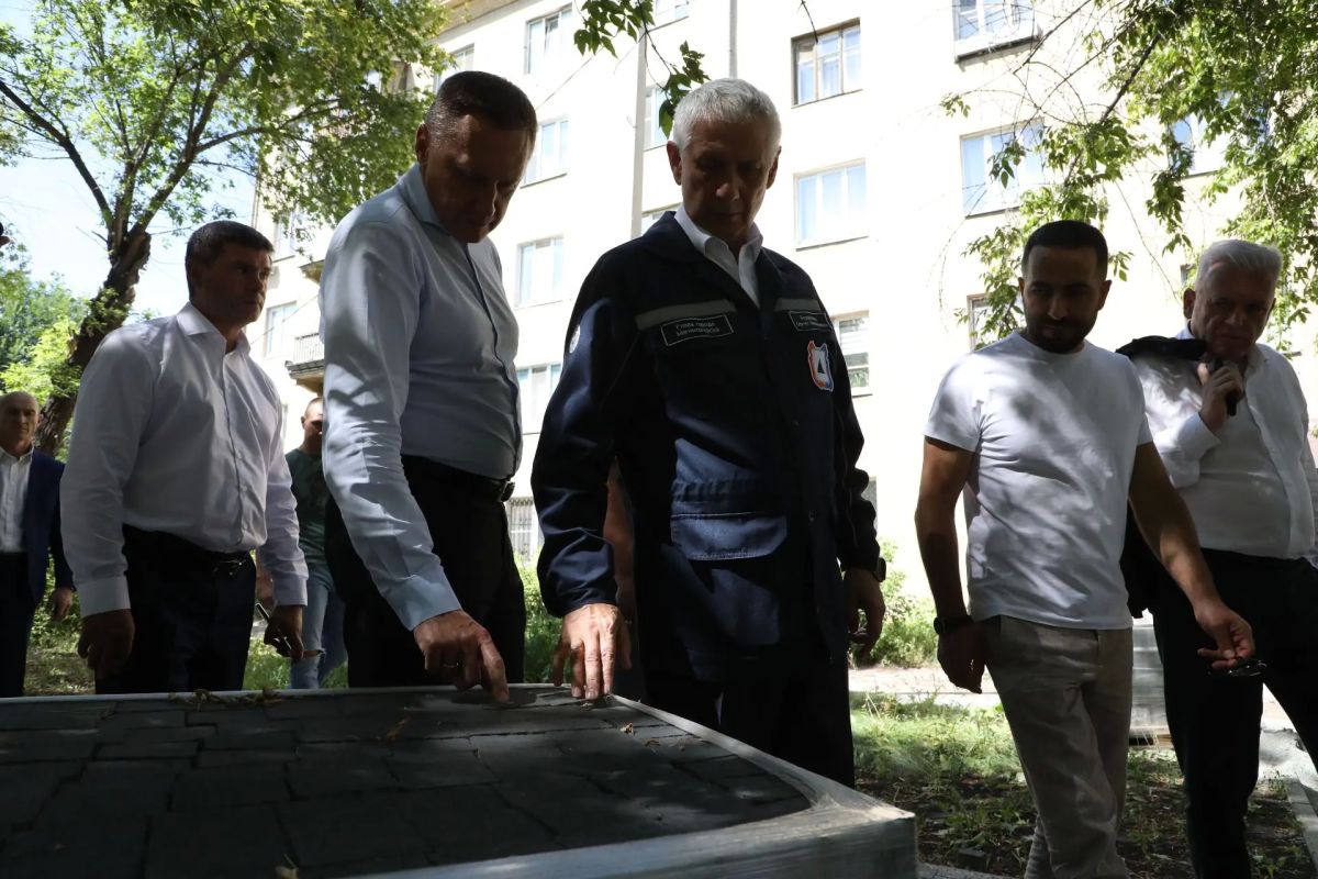 Глава Магнитогорска Сергей Бердников проверил ход ремонтных работ в сквере имени М.Ю. Лермонтова Глава Магнитогорска Сергей Бердников проверил ход ремонтных работ в сквере имени М.Ю. Лермонтова