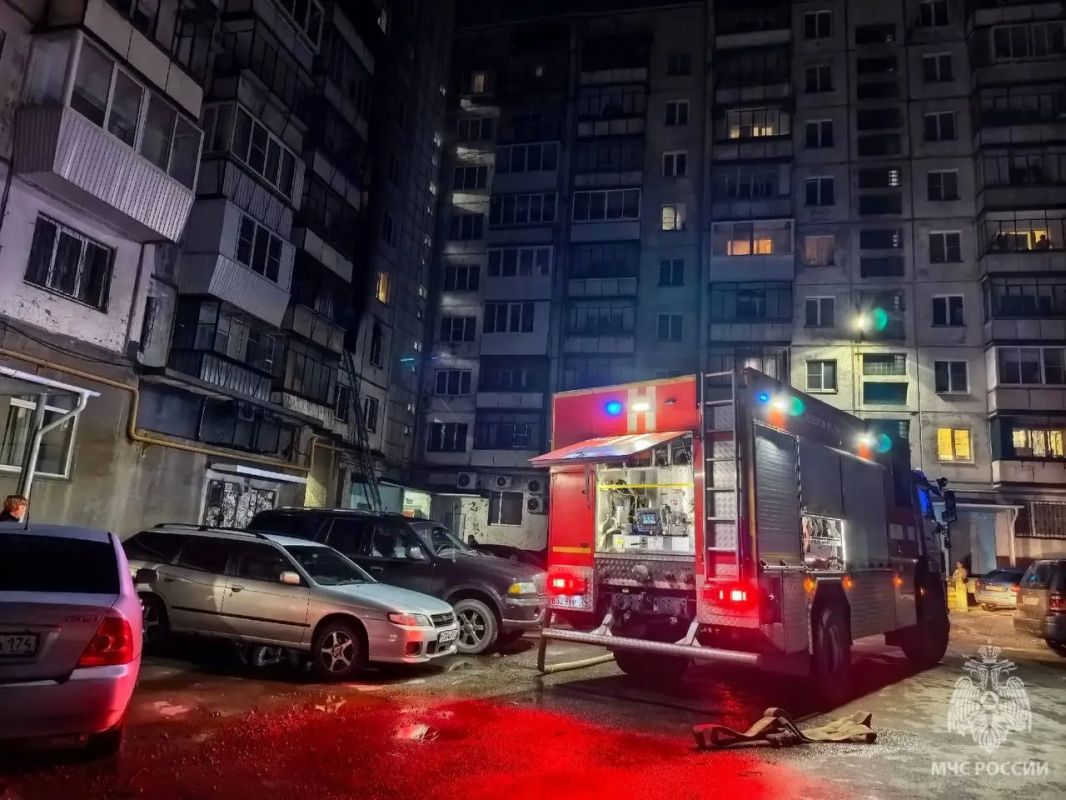 Пожарные вывели восемь человек из горящей многоэтажки в Челябинске Пожарные вывели восемь человек из горящей многоэтажки в Челябинске