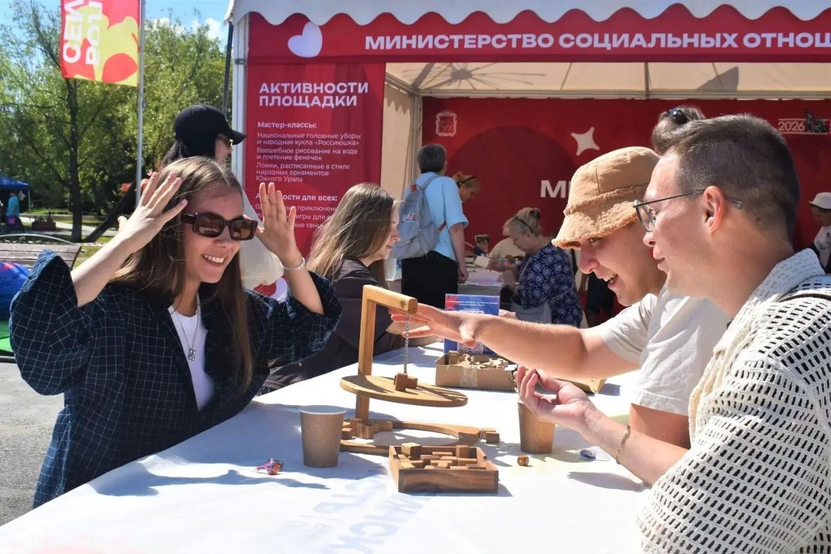 В Еманжелинске фестиваль «Челябинская область – большая семья» собрал около шести тысяч жителей В Еманжелинске фестиваль «Челябинская область – большая семья» собрал около шести тысяч жителей