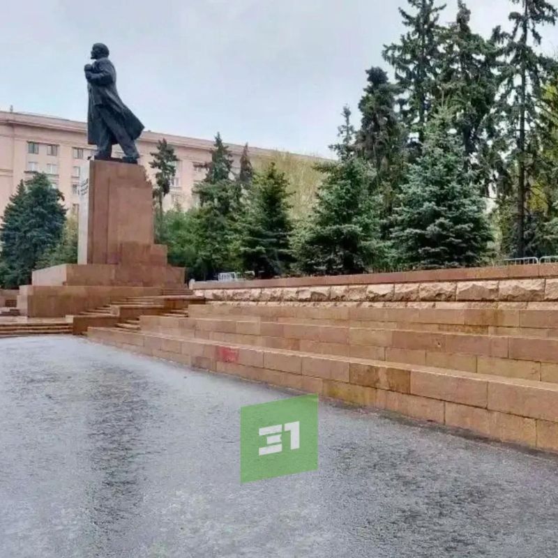 Подрядчик испортил гранитные плиты на площади Революции Подрядчик испортил гранитные плиты на площади Революции