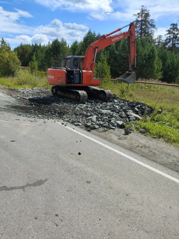 Подрядчики приступили к восстановительным работам на 15 км автодороги Куса - Магнитка, где произошел размыв основания опор мостового сооружения после прохождения ливневого паводка Подрядчики приступили к восстановительным работам на 15 км автодороги Куса - Магнитка, где произошел размыв основания опор мостового сооружения после прохождения ливневого паводка
