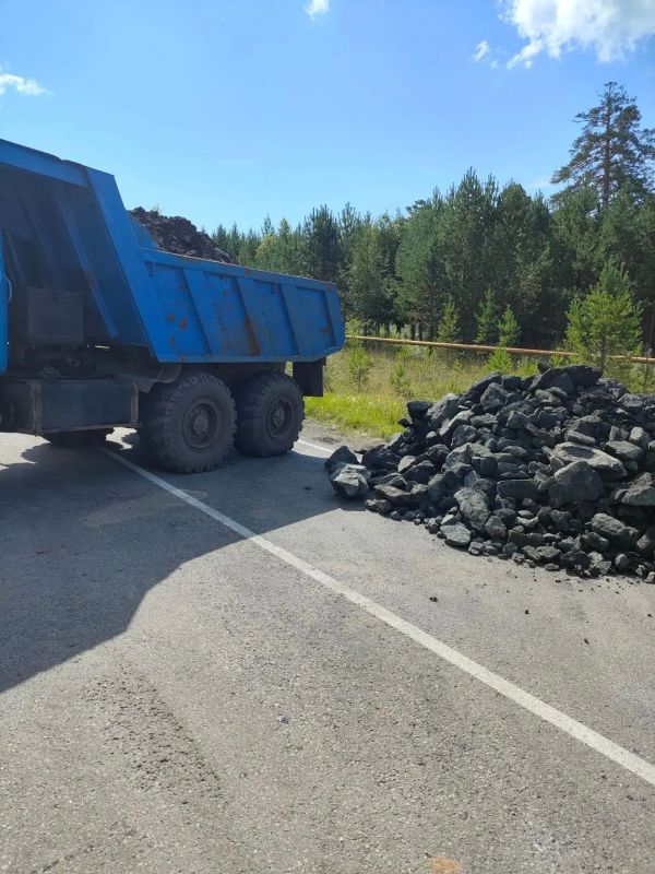 Подрядчики приступили к восстановительным работам на 15 км автодороги Куса - Магнитка, где произошел размыв основания опор мостового сооружения после прохождения ливневого паводка Подрядчики приступили к восстановительным работам на 15 км автодороги Куса - Магнитка, где произошел размыв основания опор мостового сооружения после прохождения ливневого паводка