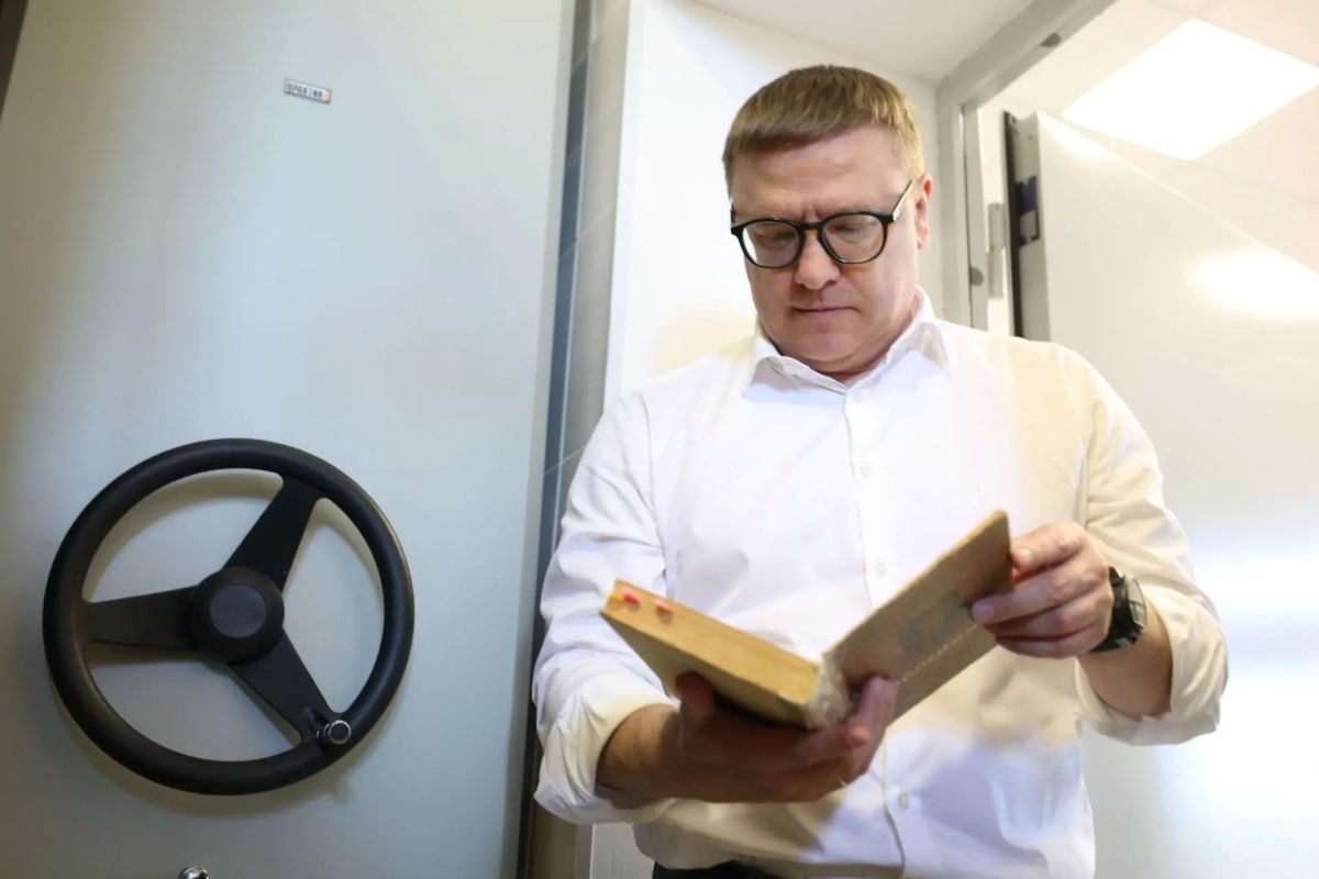Далее глава региона заехал в коркинскую библиотеку семейного чтения Далее глава региона заехал в коркинскую библиотеку семейного чтения
