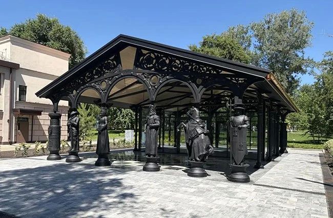 Умельцы Каслинского завода архитектурно-художественного литья отлили уникальный чугунный шахматный павильон для парка имени В. И. Ленина в Белгороде. Сегодня, в день рождения города, прошло его открытие