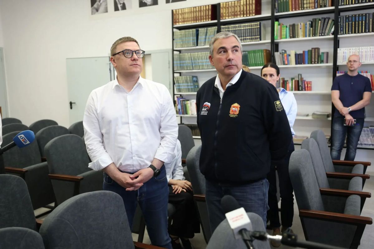 Далее глава региона заехал в коркинскую библиотеку семейного чтения Далее глава региона заехал в коркинскую библиотеку семейного чтения