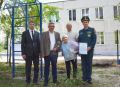 Уличный спортивный уголок подарили ветерану МЧС из Челябинска