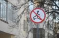 В Челябинске машина на переходе сбила девушку на электросамокате