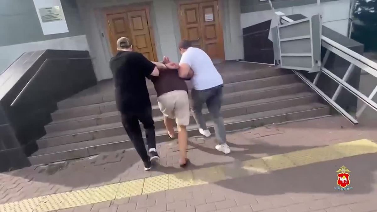 Челябинские полицейские оперативно задержали мужчину, напавшего на несовершеннолетнего в жилом комплексе Вишневая горка