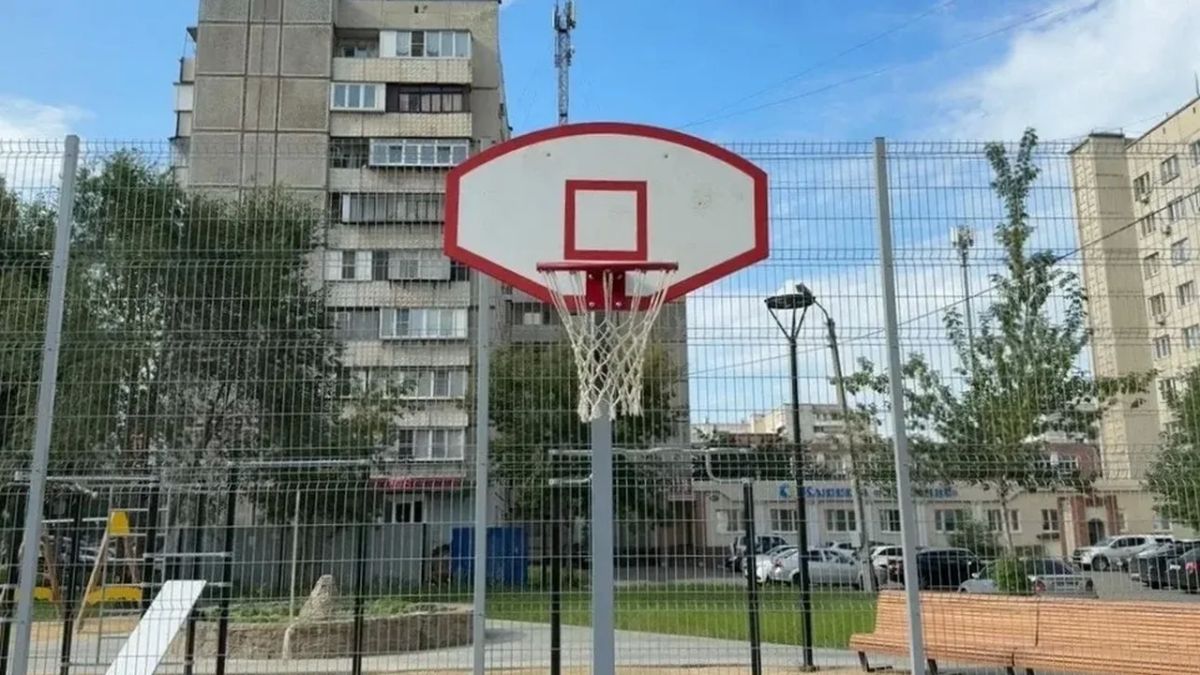 Вандалы разрушают новые скверы и спортплощадки в Челябинске Вандалы разрушают новые скверы и спортплощадки в Челябинске