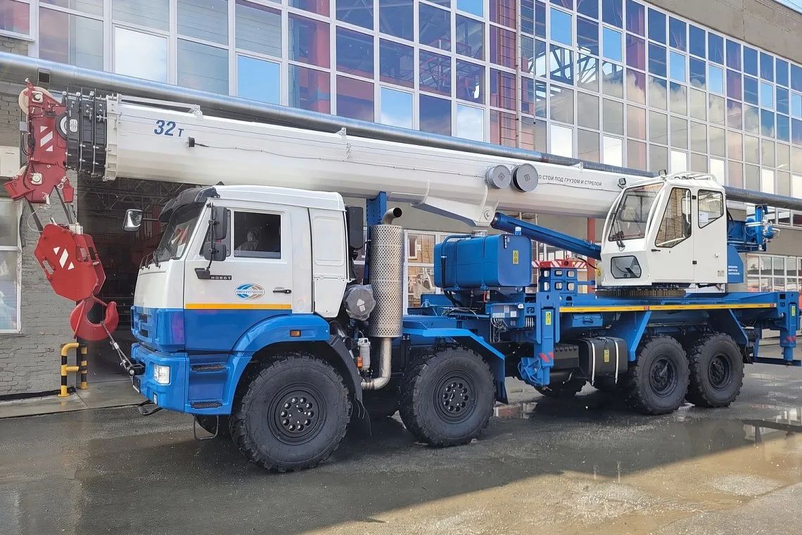 В Челябинске начат выпуск импортозамещающих 40-метровых автокранов