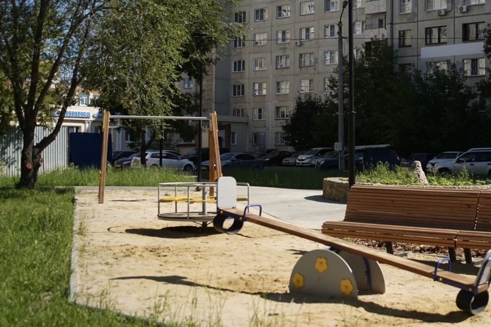 «Верните качели!»: почему карманный сквер на Молодогвардейцев оказался сдан не полностью