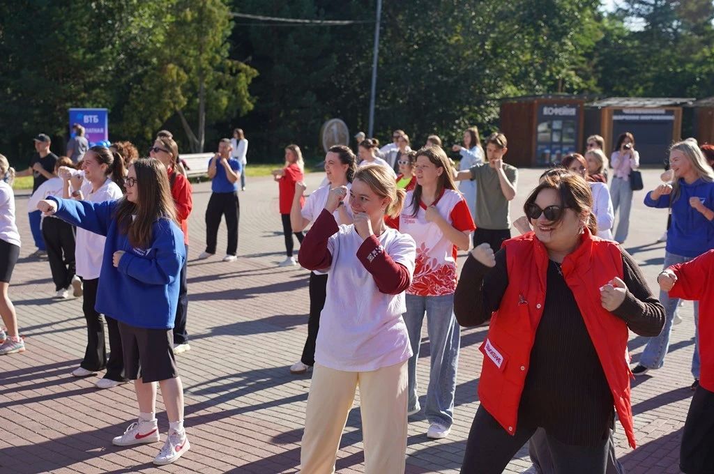 В рамках акции «Зарядка со стражем порядка» полицейские провели спортивное мероприятие для жителей города В рамках акции «Зарядка со стражем порядка» полицейские провели спортивное мероприятие для жителей города