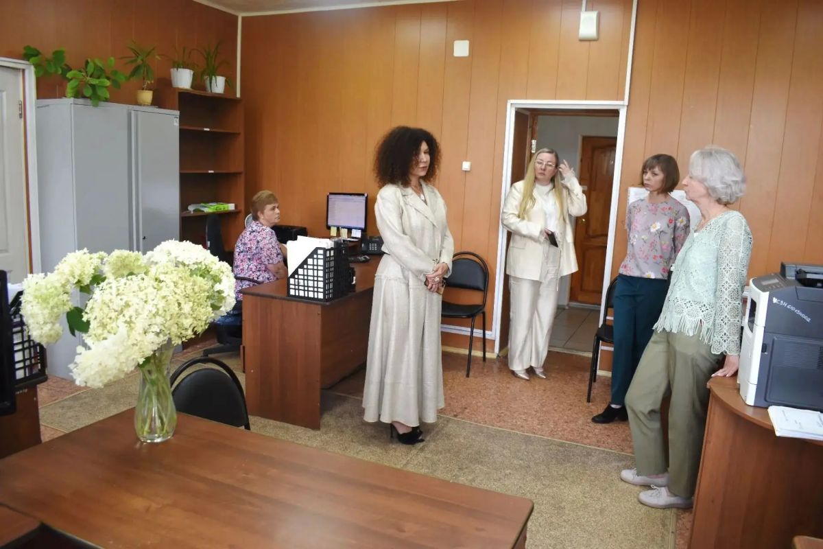 Министр социальных отношений Наталья Лугачева ознакомилась с работой Комплексного центра социального обслуживания в Катав-Ивановске Министр социальных отношений Наталья Лугачева ознакомилась с работой Комплексного центра социального обслуживания в Катав-Ивановске