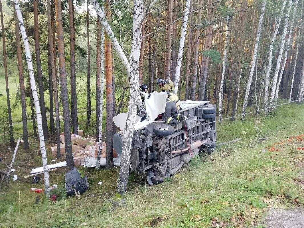 «Газель» съехала в кювет после ДТП под Каслями, водителя зажало в кабине