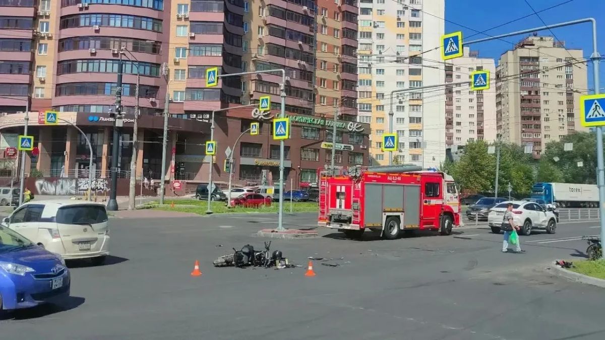 В Челябинске не поделили дорогу автомобиль и электровелосипед