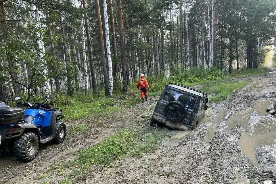 Утопил машину в грязи и заблудился: в Челябинской области спасли 20-летнего любителя покататься по бездорожью