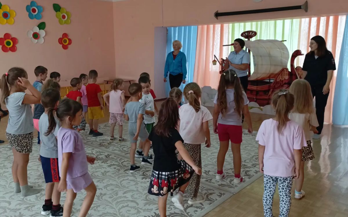 «Зарядка со стражем порядка» в Аше: полицейские провели спортивное мероприятие для воспитанников детского сада «Зарядка со стражем порядка» в Аше: полицейские провели спортивное мероприятие для воспитанников детского сада