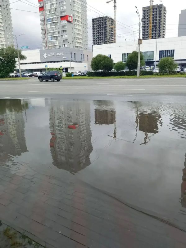 В Челябинске ликвидируют последствия ночного ливня В Челябинске ликвидируют последствия ночного ливня