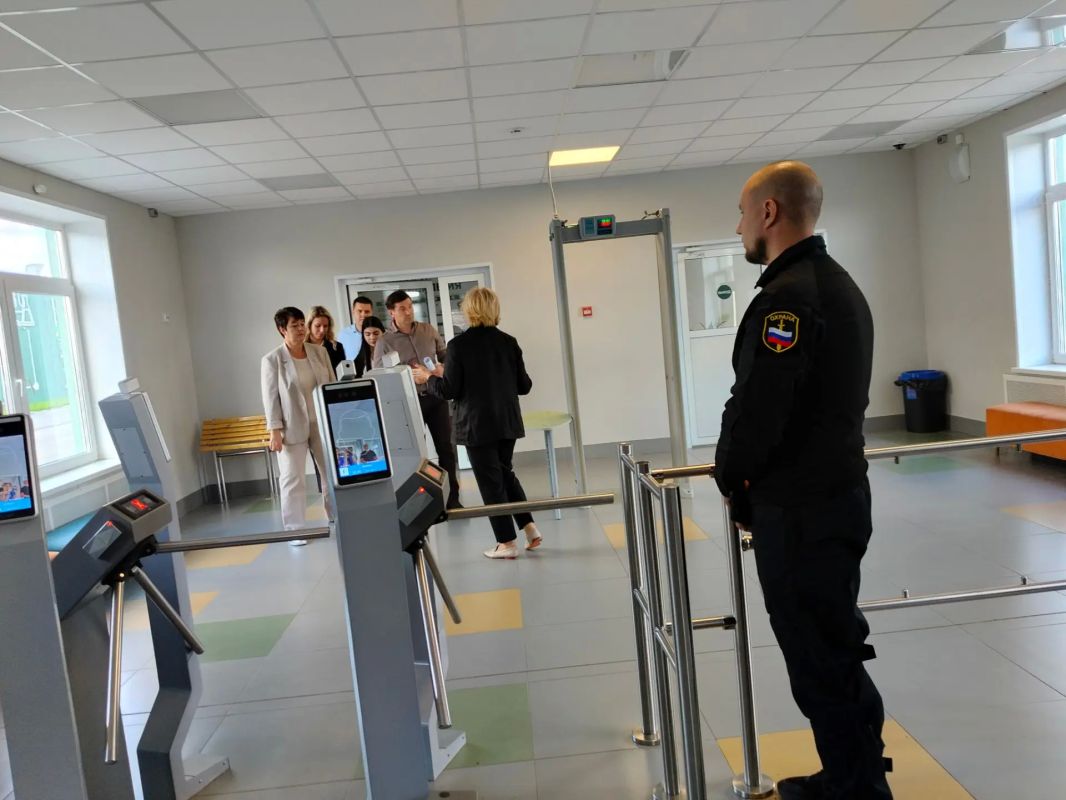 В школу просто так не войдешь - в маленьком отдельном здании поджидает охрана и турникеты В школу просто так не войдешь - в маленьком отдельном здании поджидает охрана и турникеты