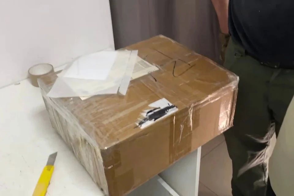 Сотрудники ФСБ задержали челябинцев за попытку выслать за рубеж оборудование