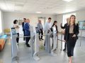 В школу просто так не войдешь - в маленьком отдельном здании поджидает охрана и турникеты