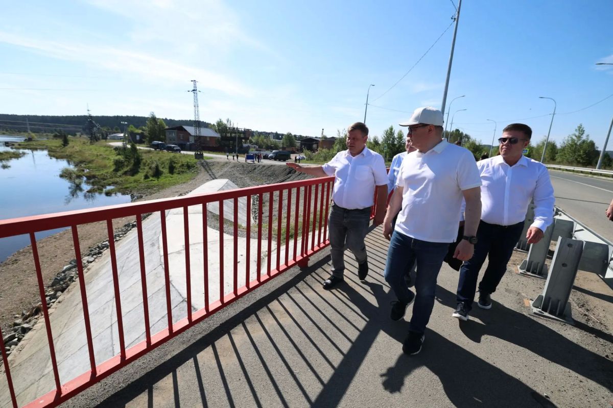 Следующей точкой рабочего визита стал мост через реку Уфа, который строили в рамках госпрограммы «Развитие дорожного хозяйства и транспортной доступности в Челябинской области» Следующей точкой рабочего визита стал мост через реку Уфа, который строили в рамках госпрограммы «Развитие дорожного хозяйства и транспортной доступности в Челябинской области»