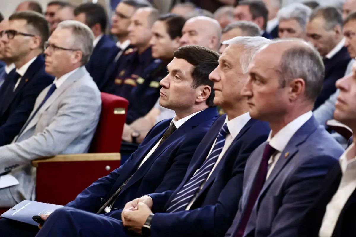 В конце рабочего визита в Нязепетровск губернатор Алексей Текслер провел областное совещание с членами правительства региона и главами муниципалитетов В конце рабочего визита в Нязепетровск губернатор Алексей Текслер провел областное совещание с членами правительства региона и главами муниципалитетов