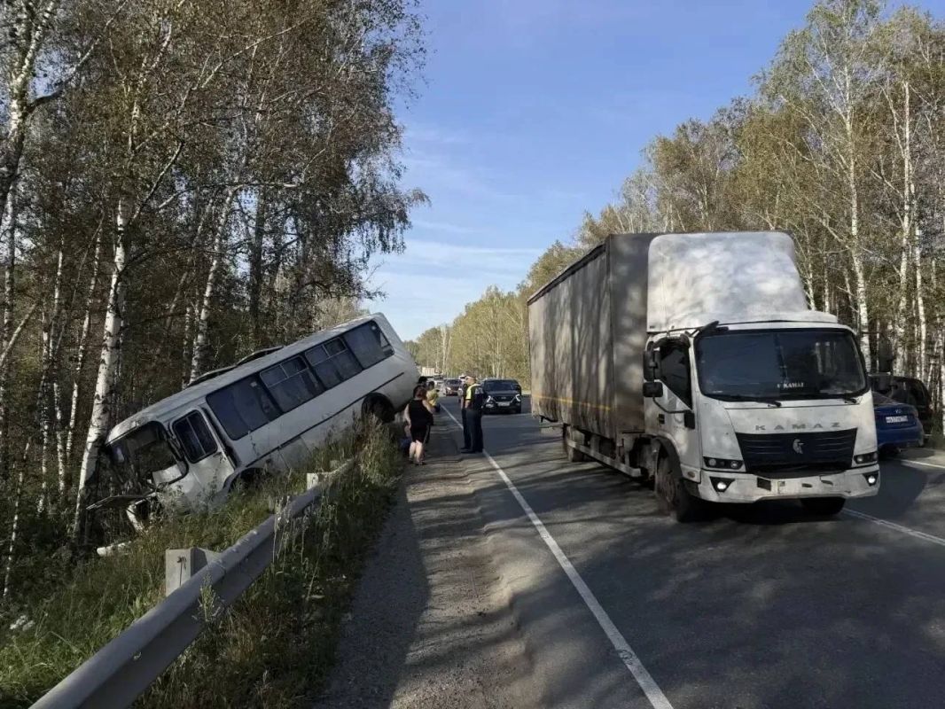 Отлетело колесо: в Челябинской области ПАЗик с пассажирами вылетел в кювет
