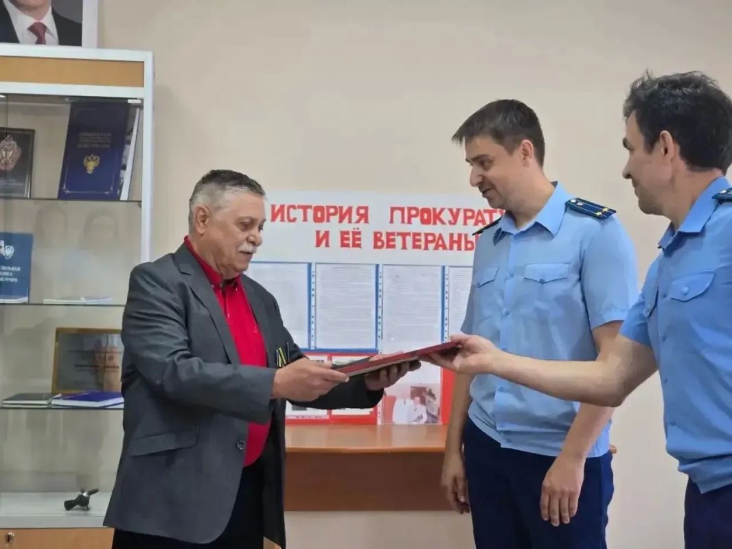 Работники прокуратуры Миасса поздравили с юбилеем ветерана прокуратуры Работники прокуратуры Миасса поздравили с юбилеем ветерана прокуратуры
