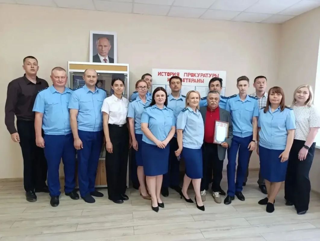 Работники прокуратуры Миасса поздравили с юбилеем ветерана прокуратуры Работники прокуратуры Миасса поздравили с юбилеем ветерана прокуратуры
