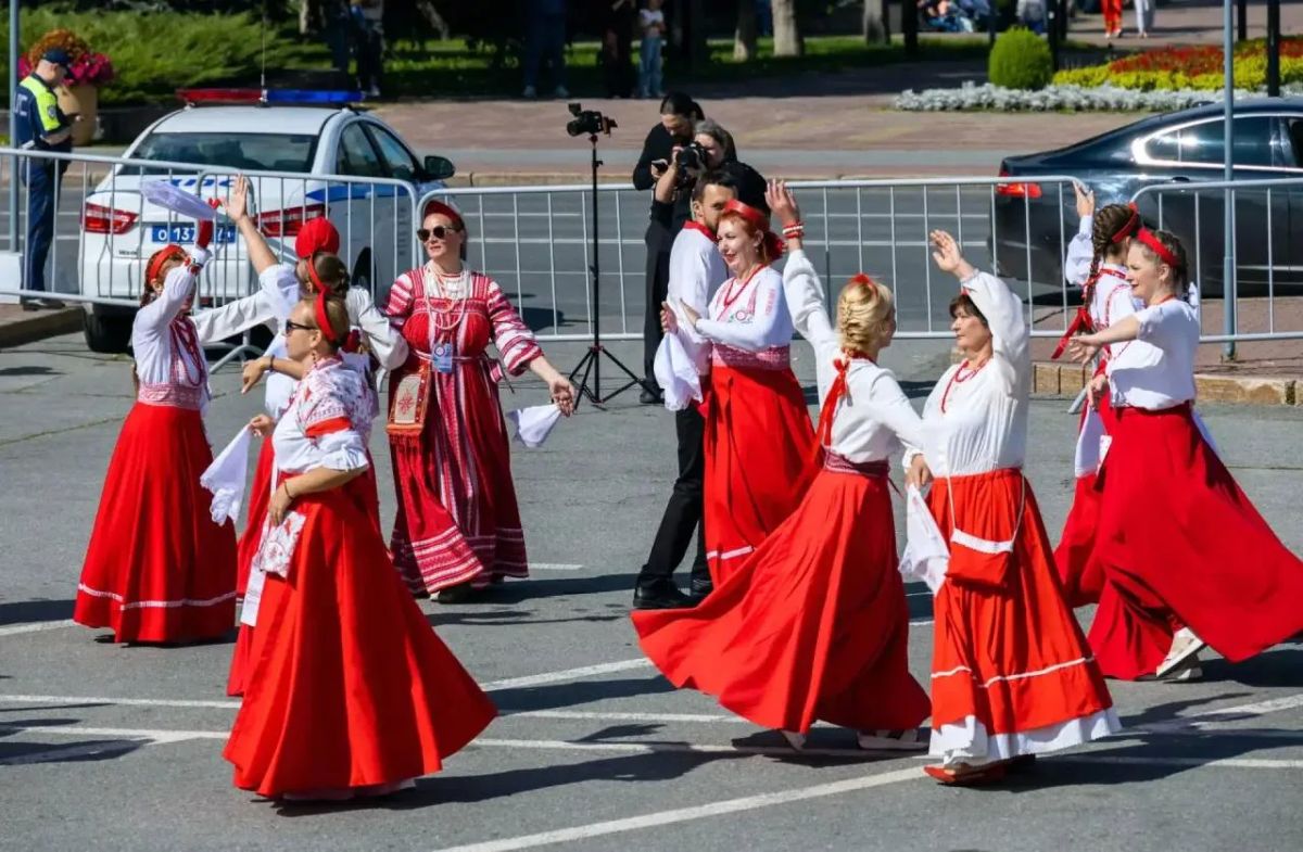 Фестиваль в Челябинске объединил народы России в одном хороводе Фестиваль в Челябинске объединил народы России в одном хороводе