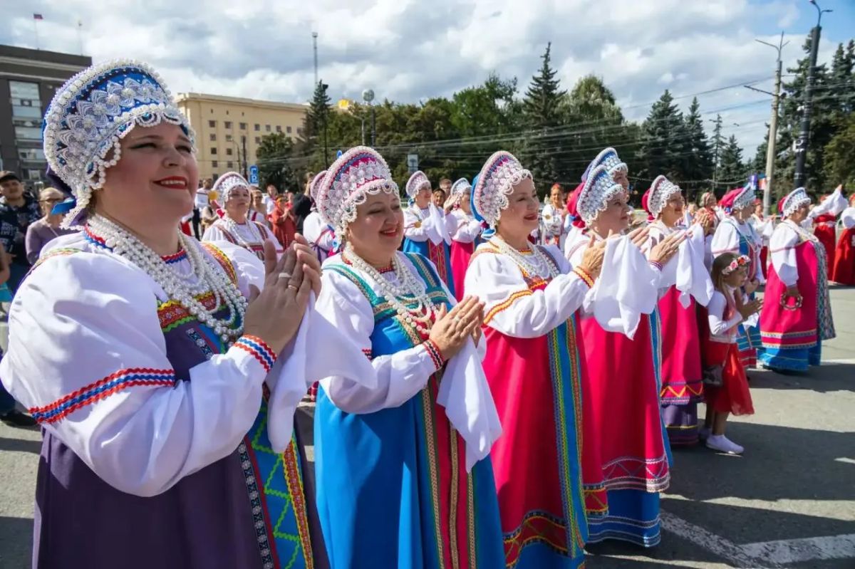 Фестиваль в Челябинске объединил народы России в одном хороводе Фестиваль в Челябинске объединил народы России в одном хороводе