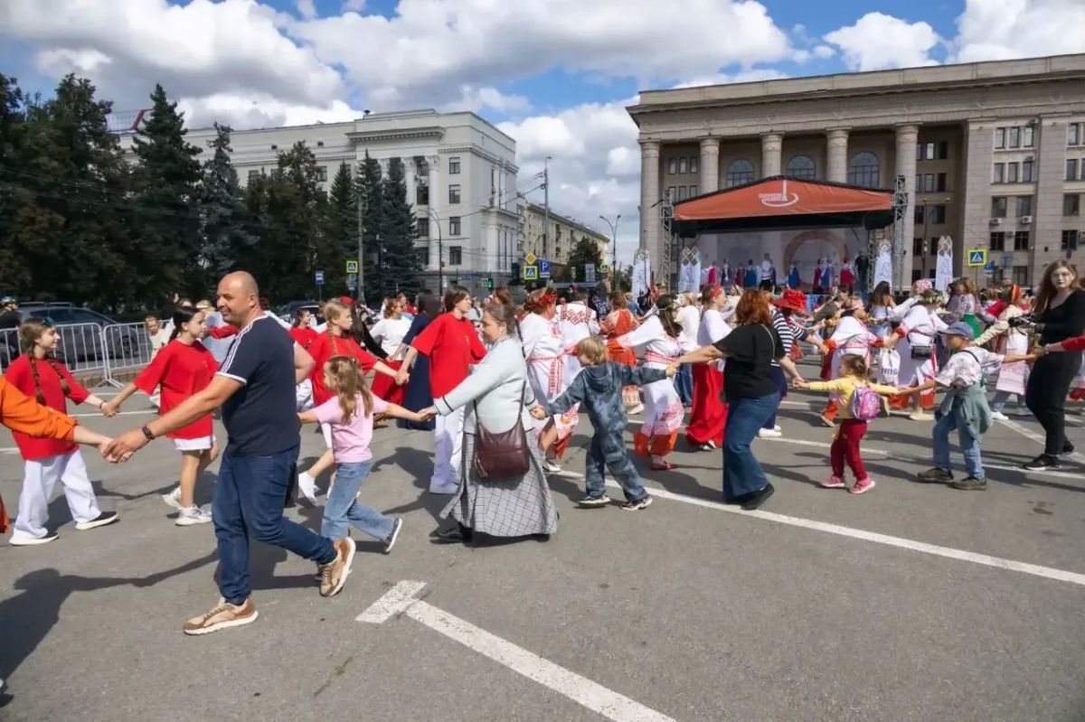 Фестиваль в Челябинске объединил народы России в одном хороводе Фестиваль в Челябинске объединил народы России в одном хороводе
