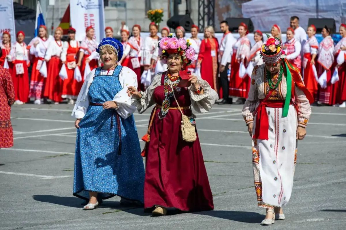 Фестиваль в Челябинске объединил народы России в одном хороводе Фестиваль в Челябинске объединил народы России в одном хороводе