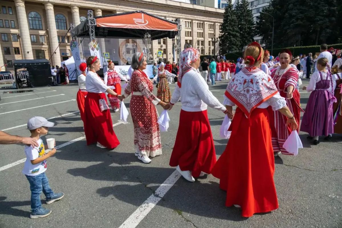 Фестиваль в Челябинске объединил народы России в одном хороводе Фестиваль в Челябинске объединил народы России в одном хороводе
