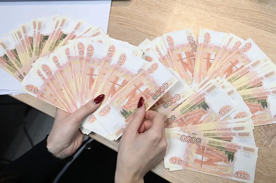 «Волшебной палочки у меня нет, есть закон»: девушка набрала кредитов и потеряла часть квартиры в погоне за банкротством