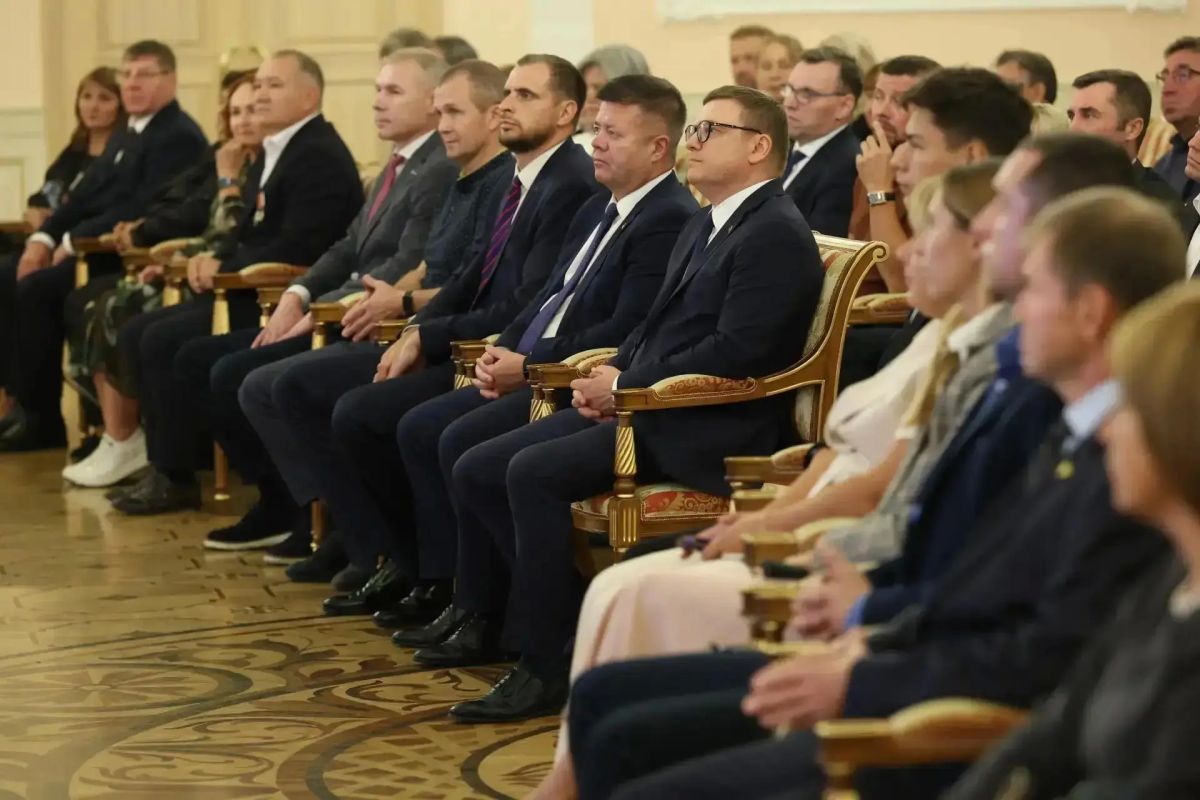 Михаил Дегтярев вручил награды 64 южноуральским спортсменам и тренерам Михаил Дегтярев вручил награды 64 южноуральским спортсменам и тренерам