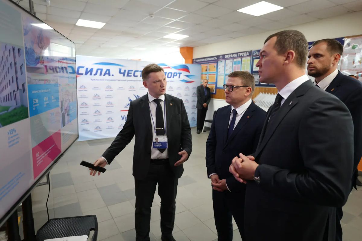 Михаил Дегтярёв и Алексей Текслер осмотрели учебно-спортивный комплекс «Манеж» УралГУФК Михаил Дегтярёв и Алексей Текслер осмотрели учебно-спортивный комплекс «Манеж» УралГУФК