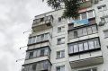 Пока мама спала: МЧС вернуло в квартиру малыша, стоявшего в окне 9-го этажа в Челябинске