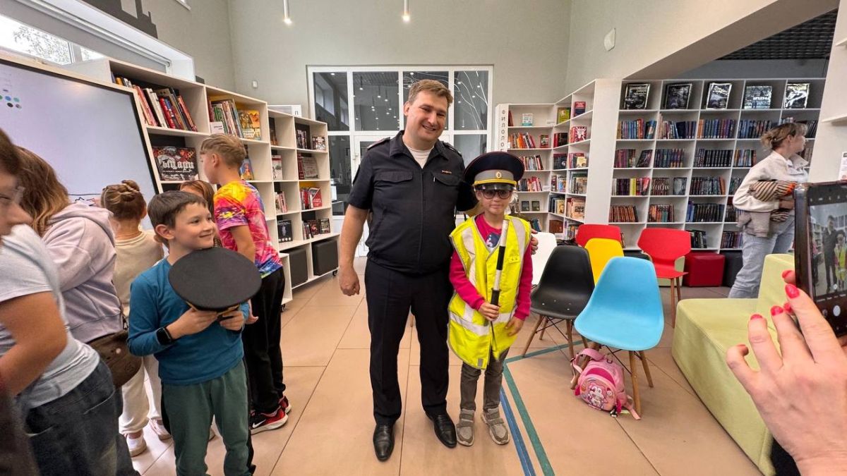В Челябинске прошло занятие для детей в библиотеке им. Горького. Замначальника отдела пропаганды Госавтоинспекции Виталий Мордовин напомнил ребятам и родителям основные ПДД перед 1 сентября: как переходить дорогу, вести себя... В Челябинске прошло занятие для детей в библиотеке им. Горького. Замначальника отдела пропаганды Госавтоинспекции Виталий Мордовин напомнил ребятам и родителям основные ПДД перед 1 сентября: как переходить дорогу, вести себя...