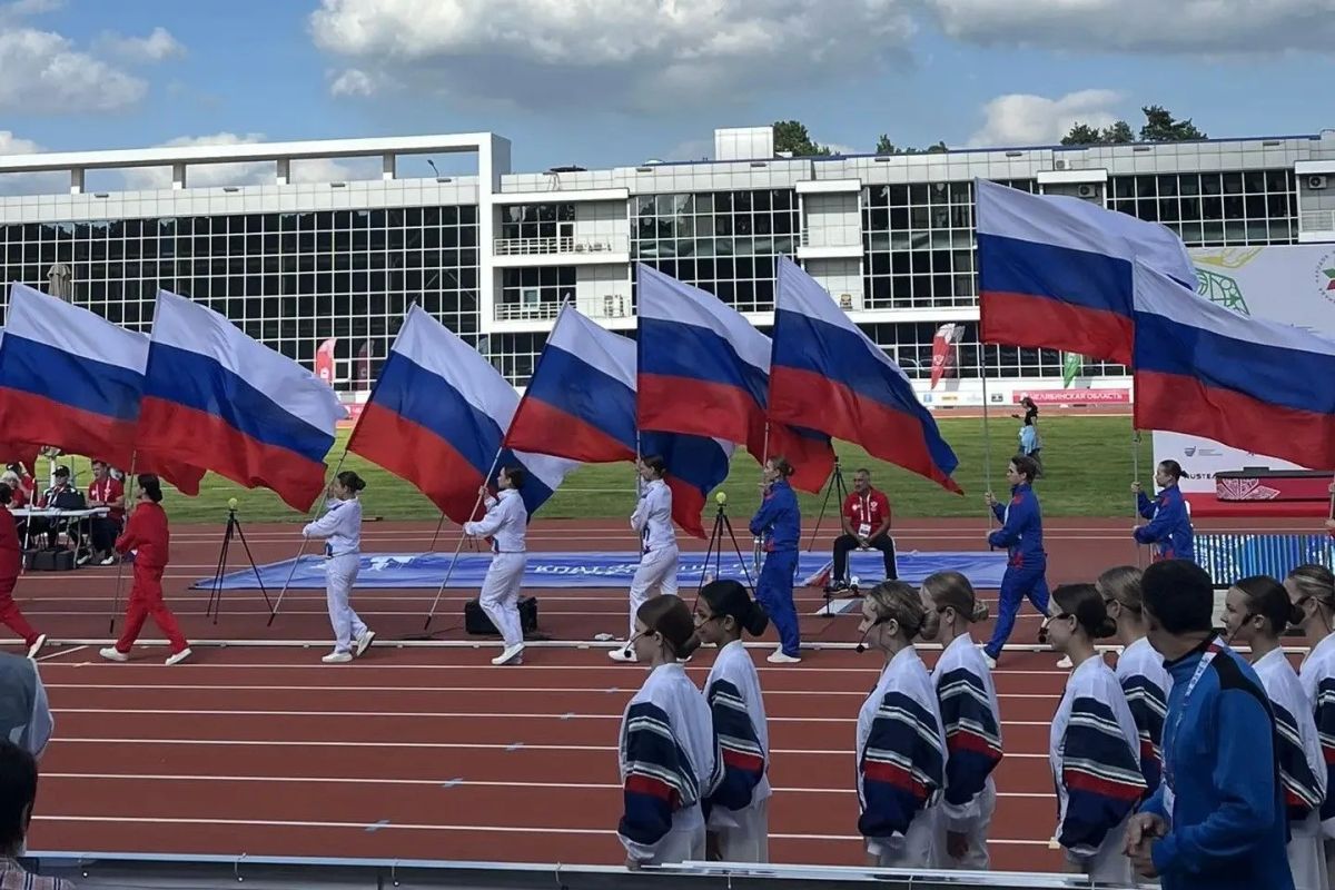 Сотрудники Государственного комитета по делам ЗАГС Челябинской области стали частью яркого спортивного праздника, приняв участие в открытии легкоатлетического турнира в рамках Спартакиады народов России