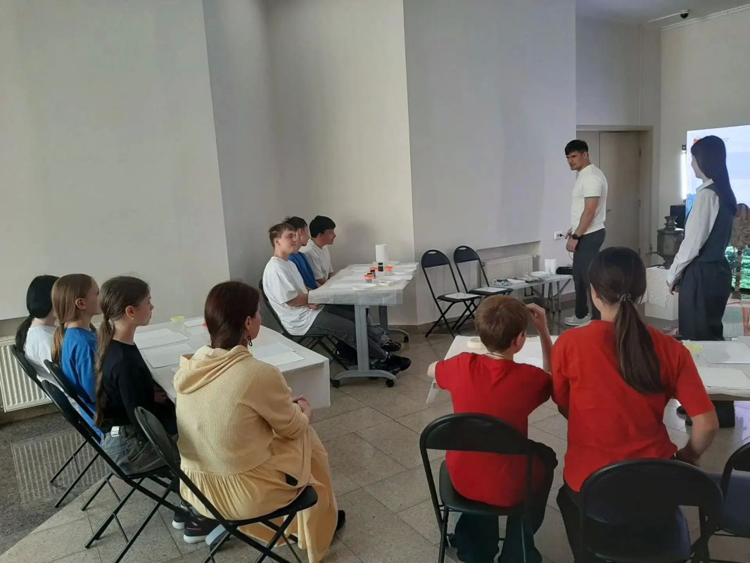 На выставке автор работ провёл мастер-класс по графике для подростков На выставке автор работ провёл мастер-класс по графике для подростков
