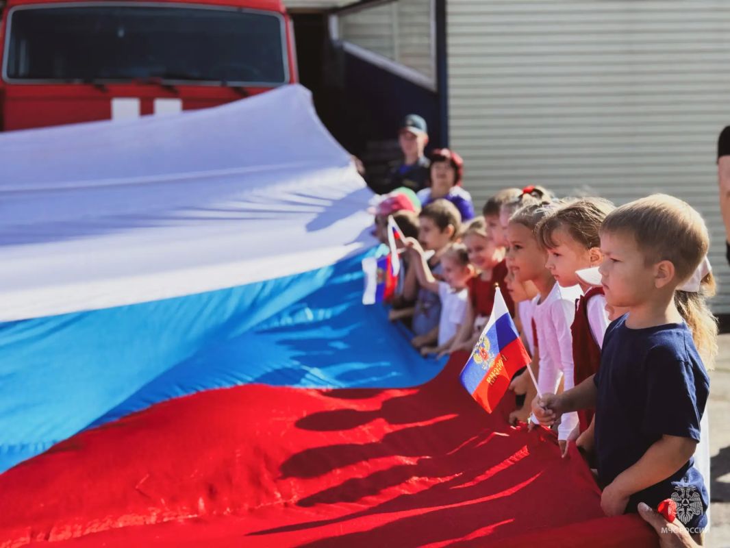 Три цвета радости: пожарные подарили праздник малышам Три цвета радости: пожарные подарили праздник малышам