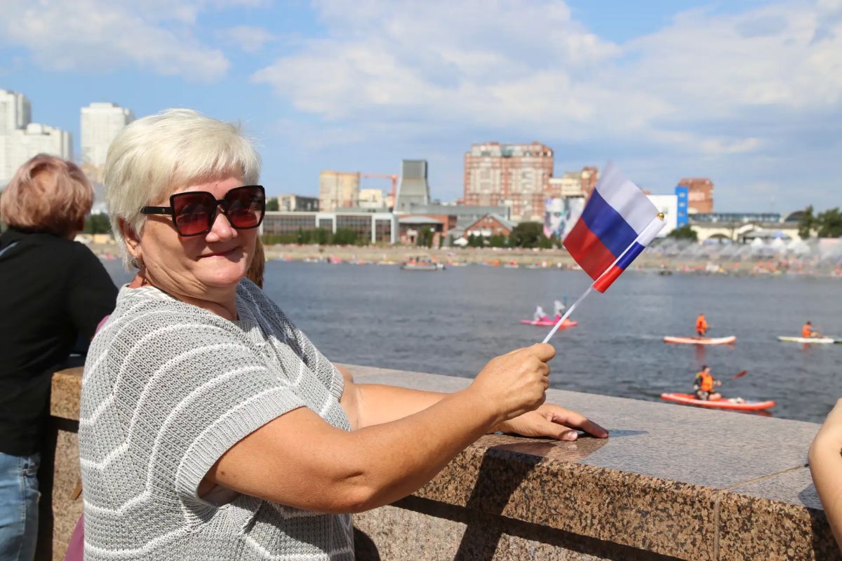 Полицейские и общественники подарили челябинцам и гостям региона символы Государственного флага Полицейские и общественники подарили челябинцам и гостям региона символы Государственного флага