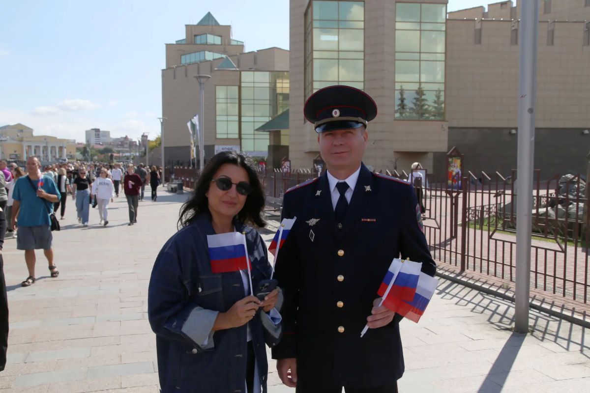 Полицейские и общественники подарили челябинцам и гостям региона символы Государственного флага Полицейские и общественники подарили челябинцам и гостям региона символы Государственного флага