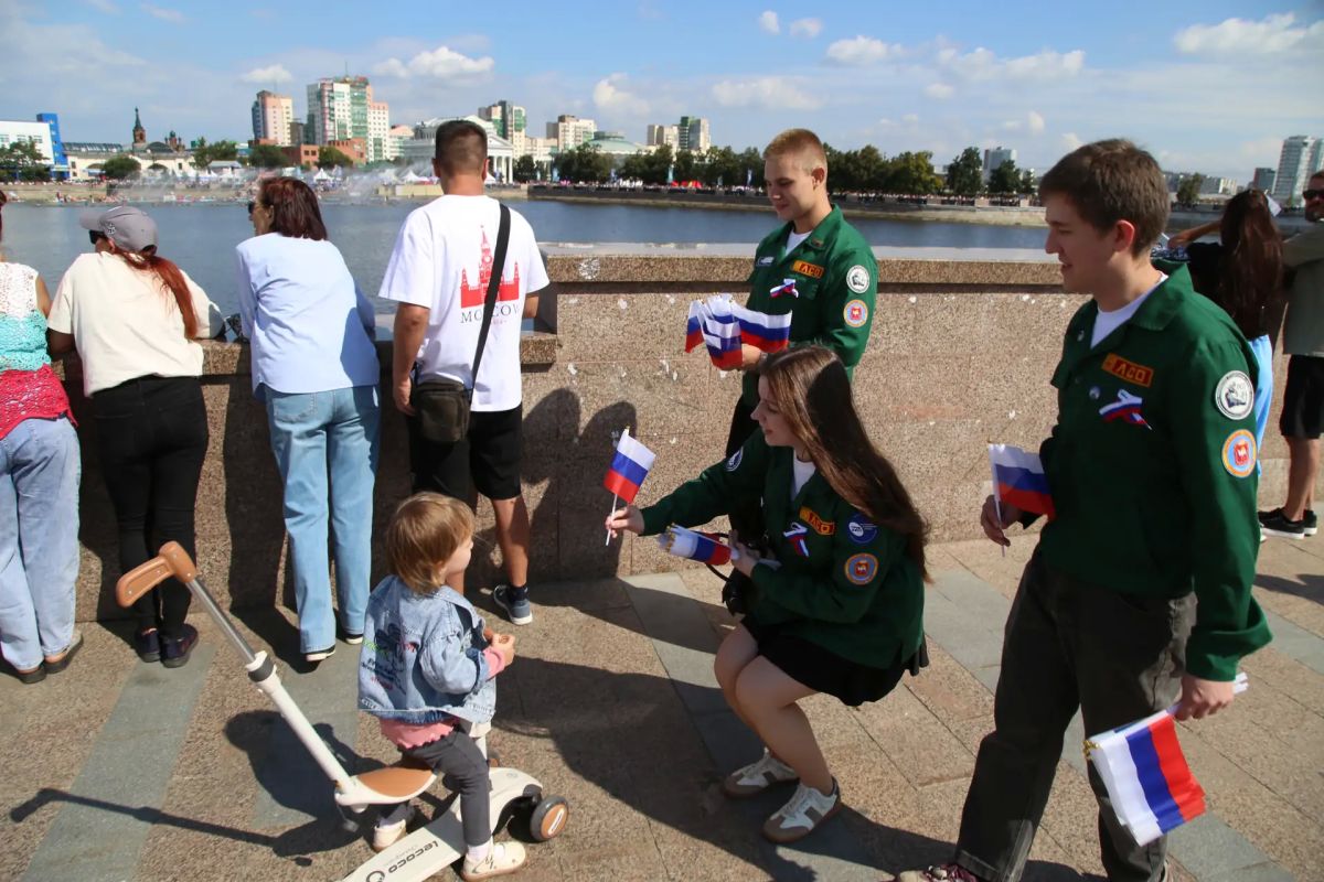 Полицейские и общественники подарили челябинцам и гостям региона символы Государственного флага Полицейские и общественники подарили челябинцам и гостям региона символы Государственного флага