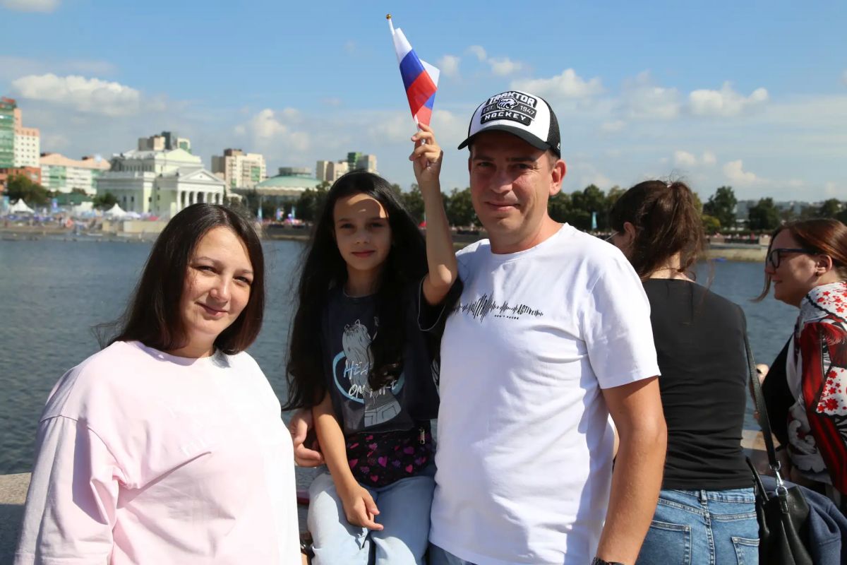 Полицейские и общественники подарили челябинцам и гостям региона символы Государственного флага Полицейские и общественники подарили челябинцам и гостям региона символы Государственного флага