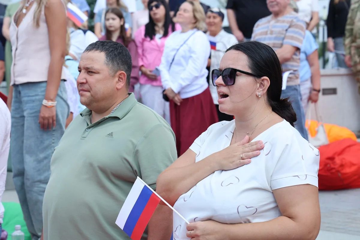В Арт-сквере Челябинска двенадцать отличившихся школьников торжественно получили паспорта гражданина России В Арт-сквере Челябинска двенадцать отличившихся школьников торжественно получили паспорта гражданина России